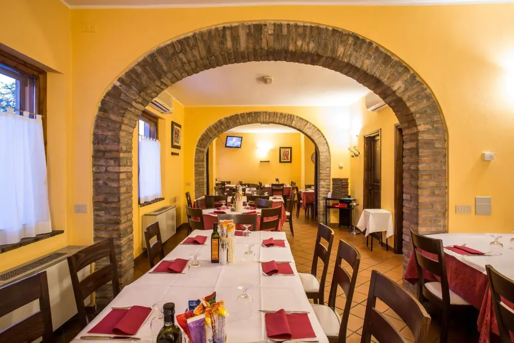 Sale interne collegate da archi in mattoni a vista