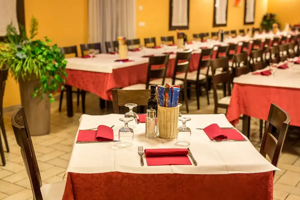 Tavolo apparecchiato nella sala principale del ristorante