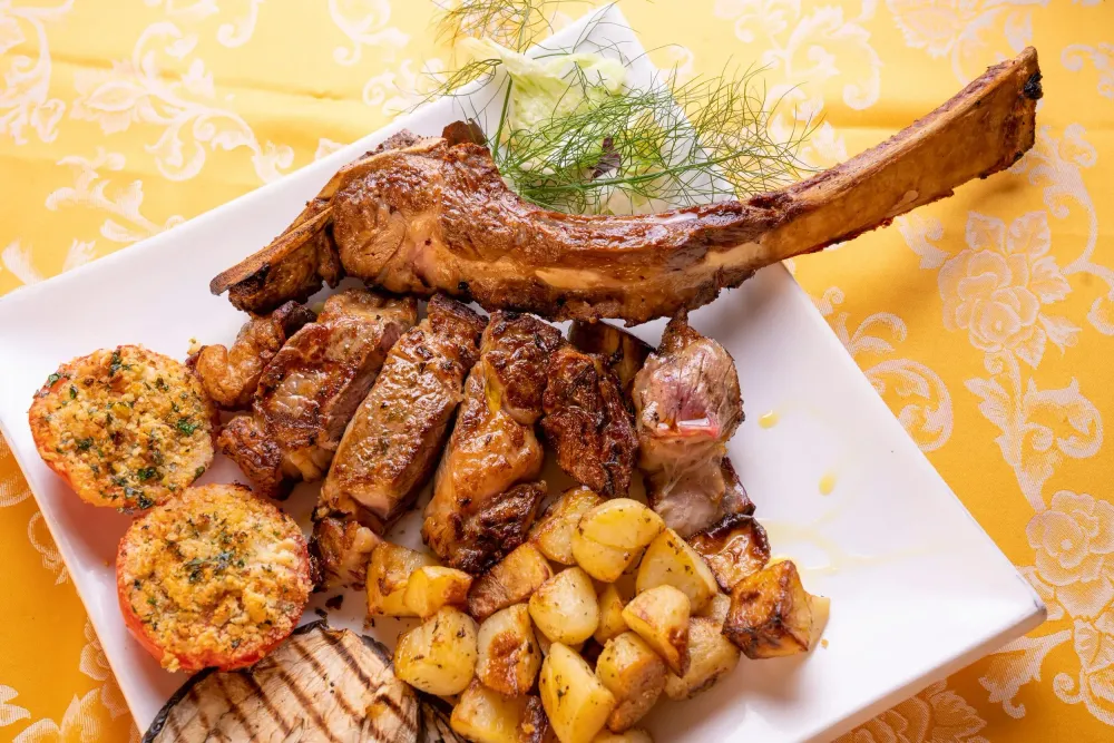 Grigliata di carne mista con patate arrosto e verdure