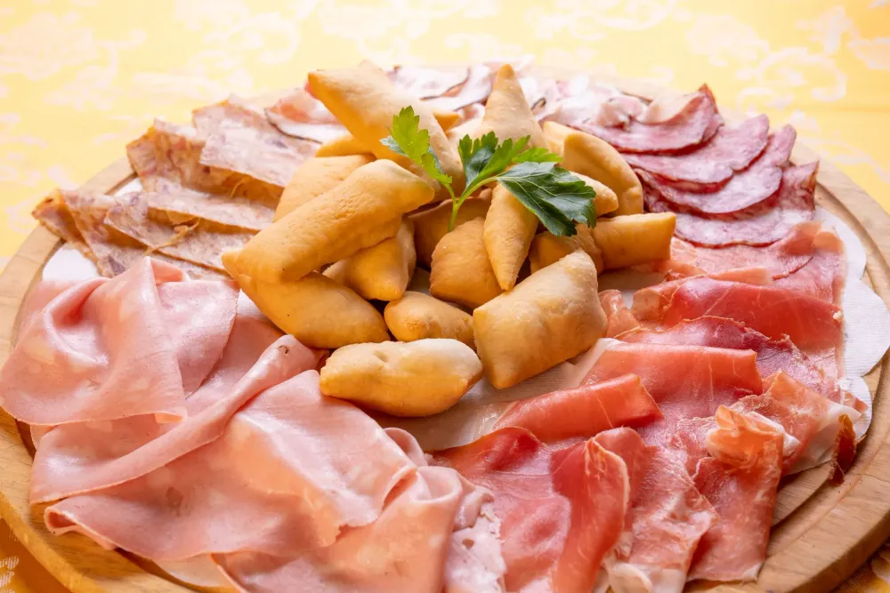 Tagliere di affettati misti con crescentine calde