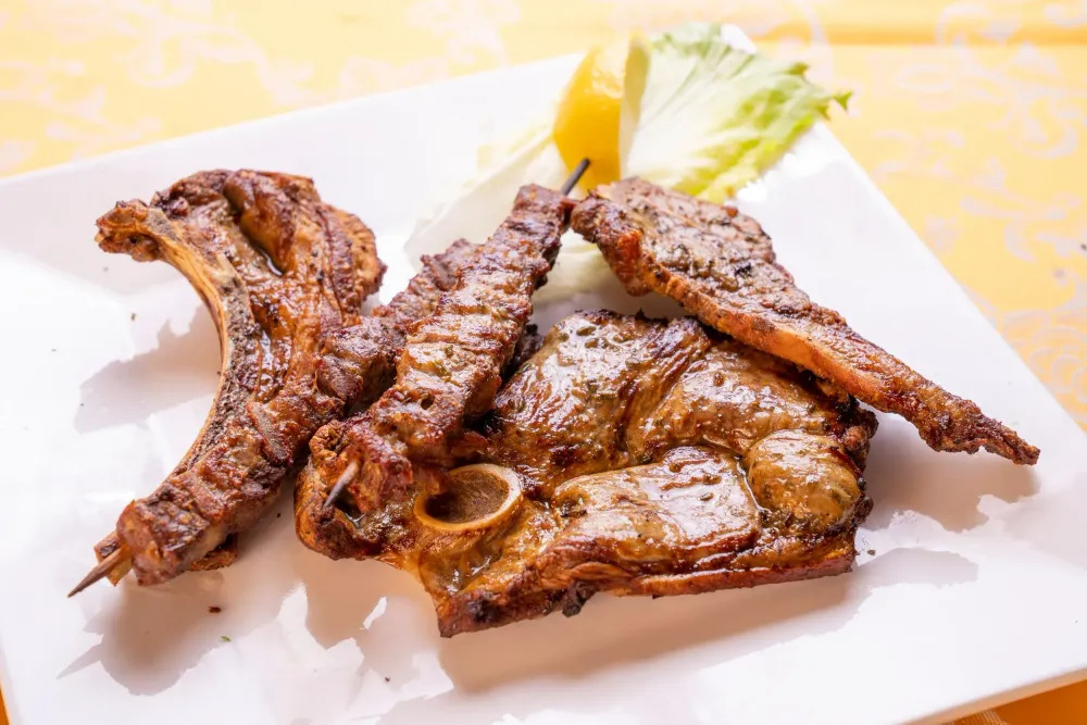 Costine e spiedini di carne alla griglia