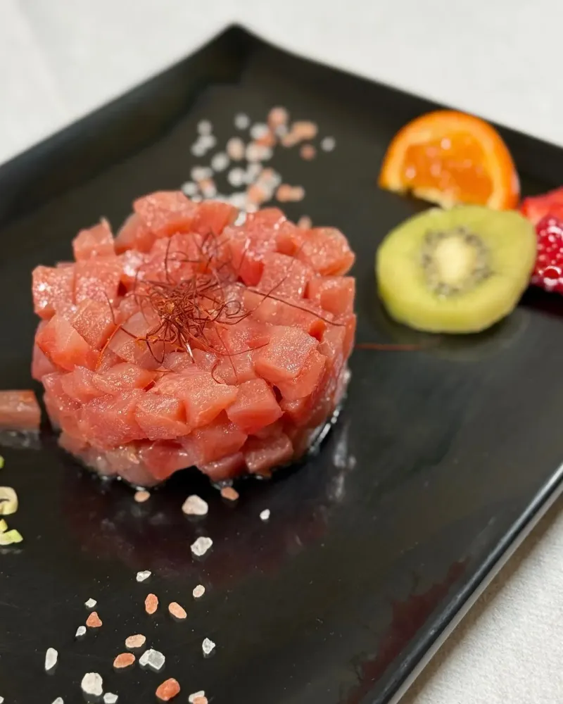 Tartare di tonno con sale rosa e frutta fresca
