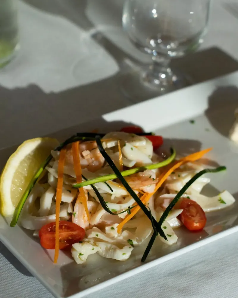 Insalata di mare con julienne di verdure fresche