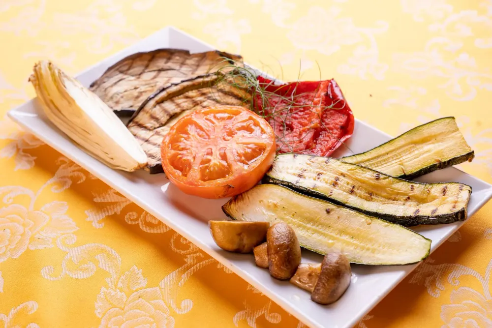 Verdure grigliate miste: melanzane, zucchine, pomodoro e funghi