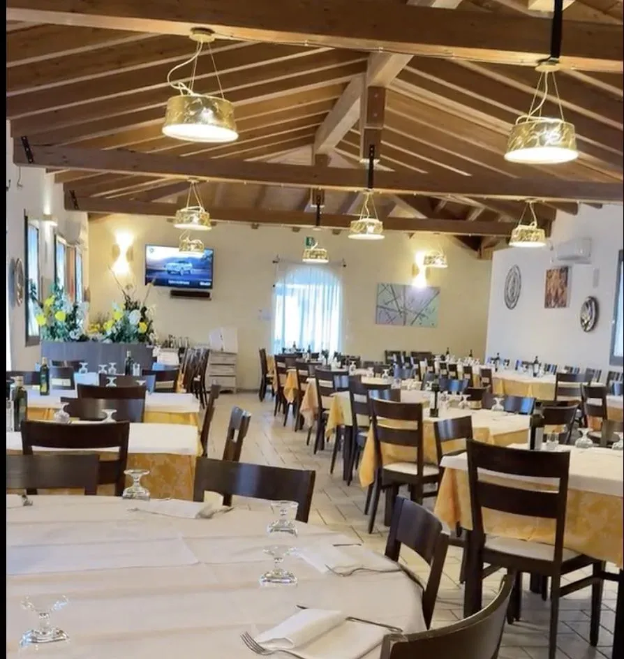 Vista d’insieme della sala principale con soffitto a capriate